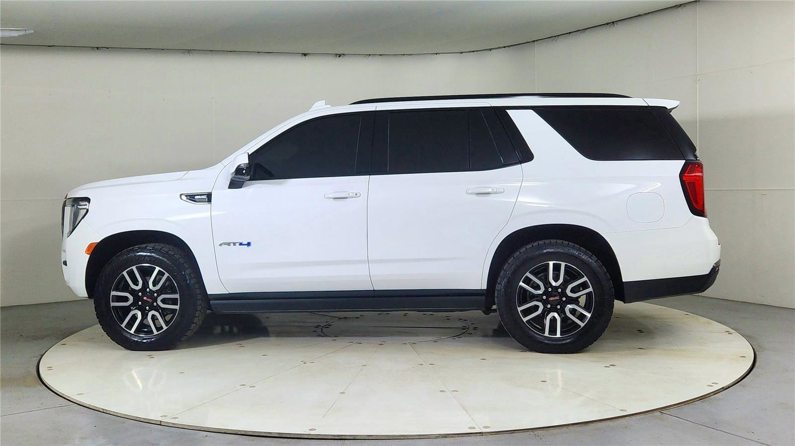 Used 2021 GMC Yukon AT4 w/ AT4 Premium Plus Package image 4