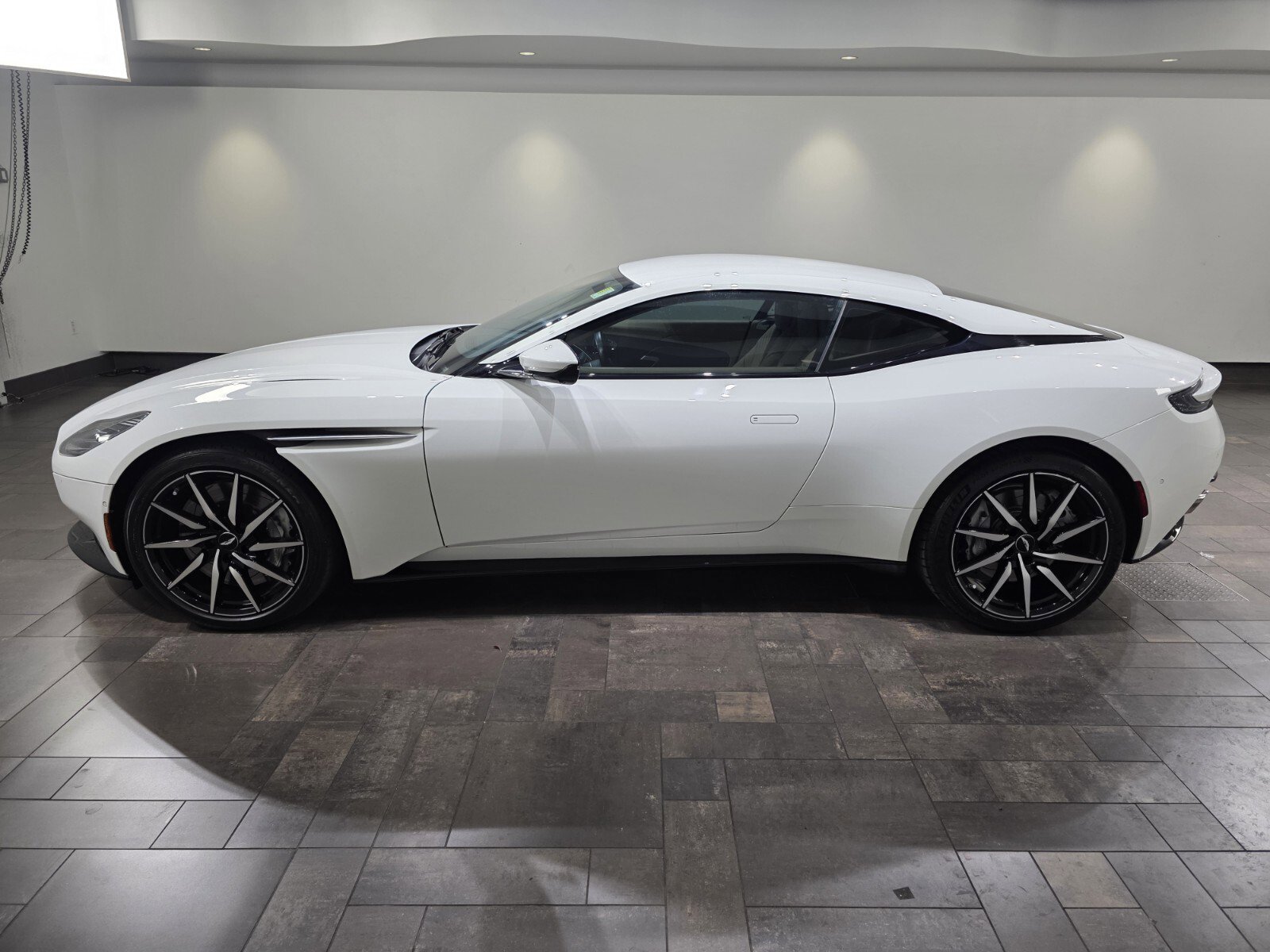 Used 2023 Aston Martin DB11 Coupe image 22