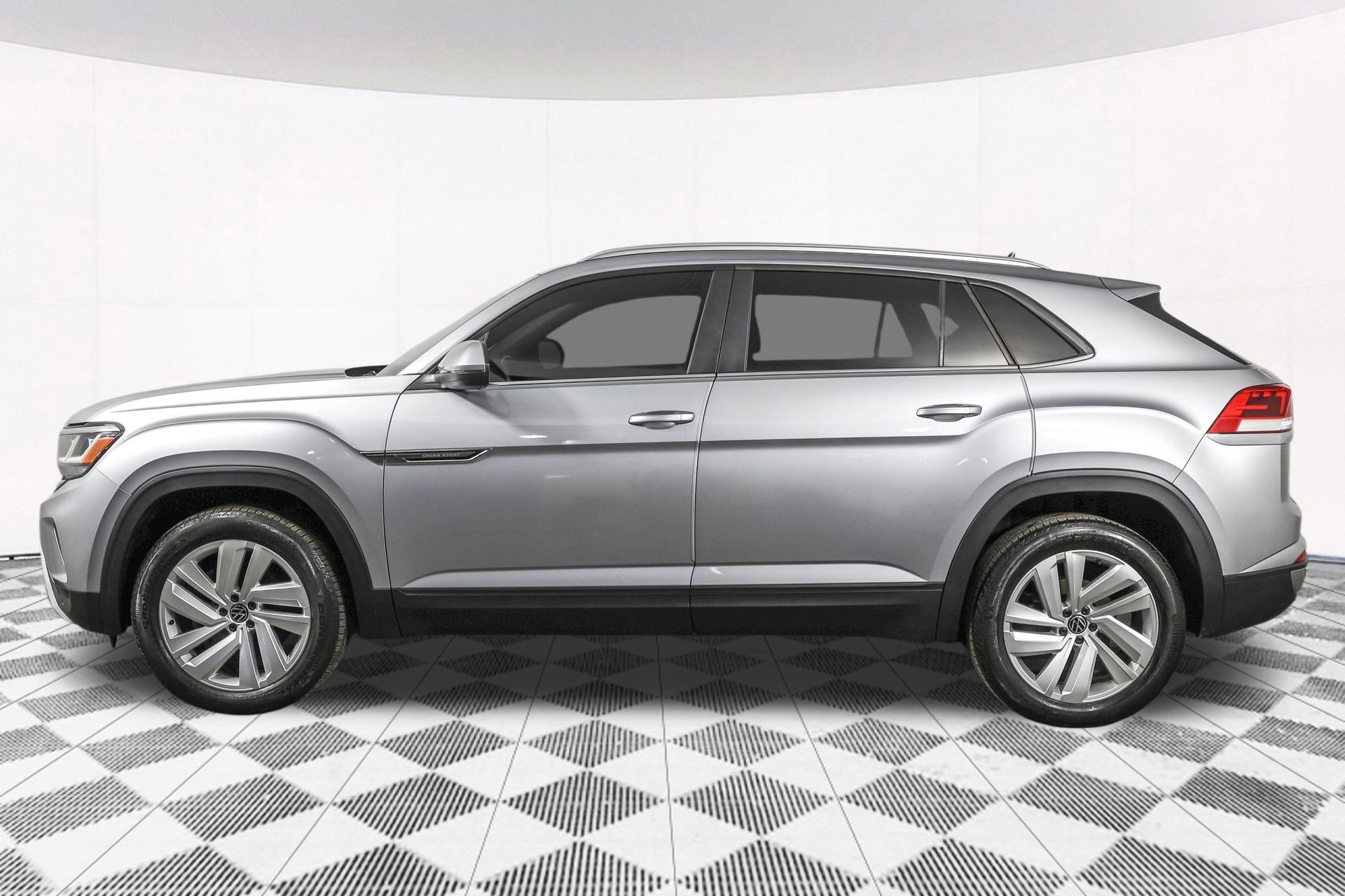 Used 2020 Volkswagen Atlas Cross Sport SE w/ Panoramic Sunroof Package image 19