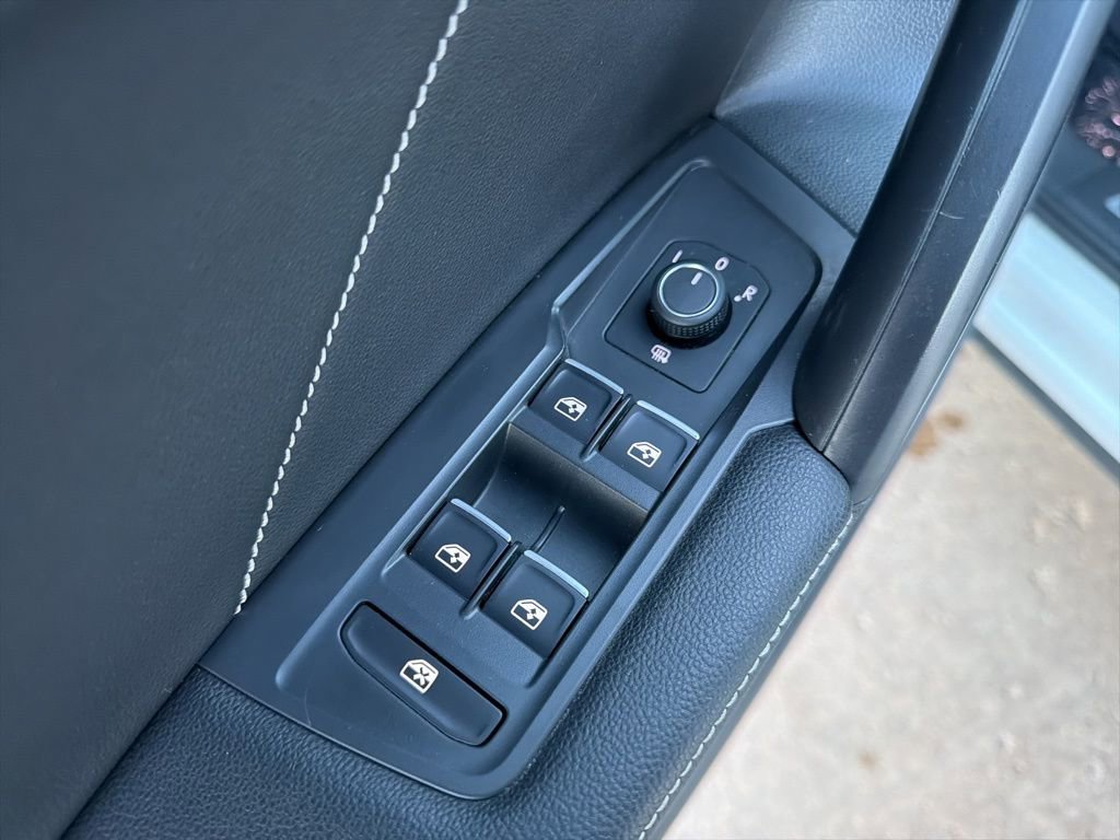 Certified 2022 Volkswagen Tiguan SE R-Line image 12