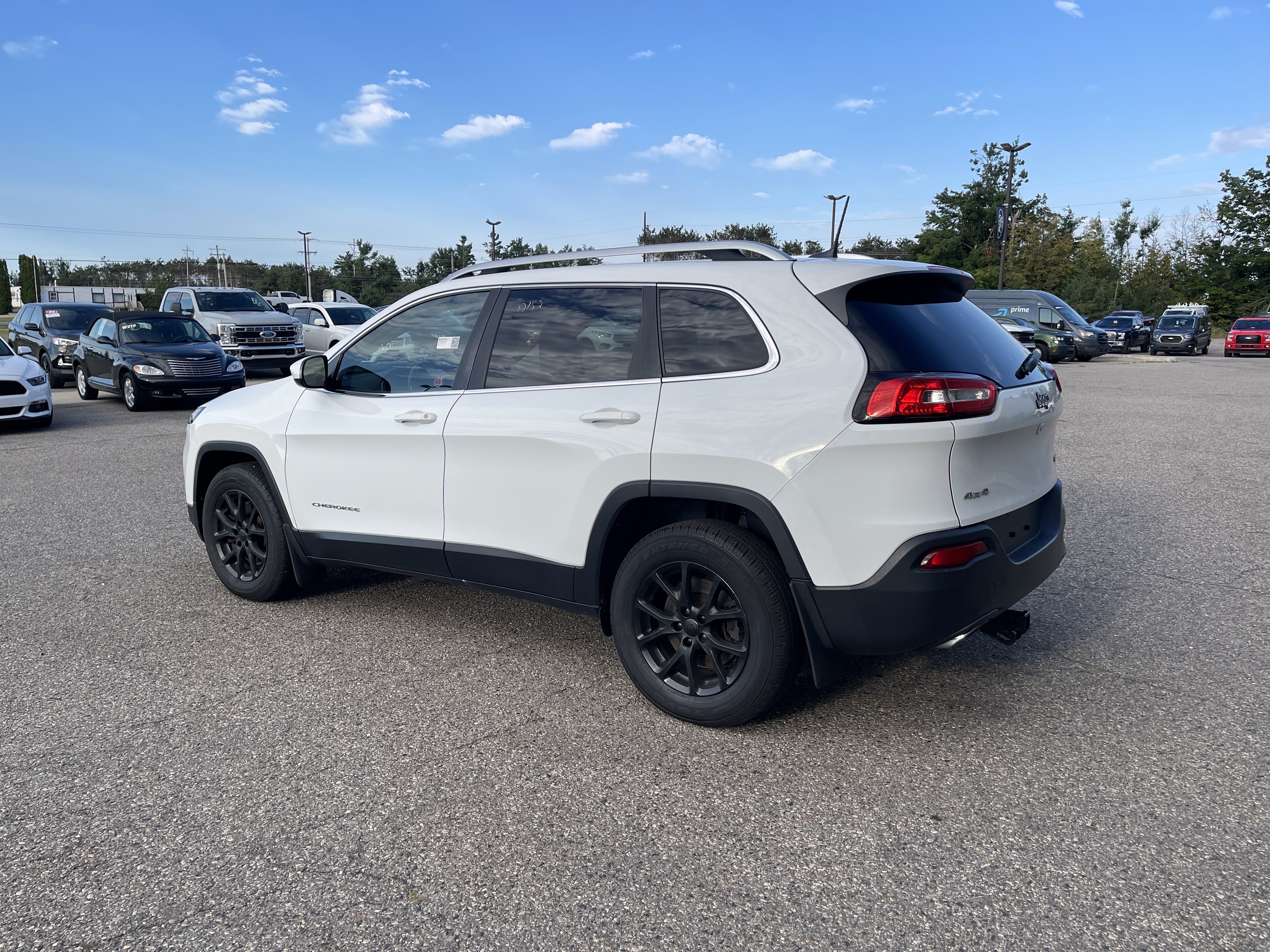 Used 2017 Jeep Cherokee Latitude w/ Cold Weather Group AWD/4WD image 6