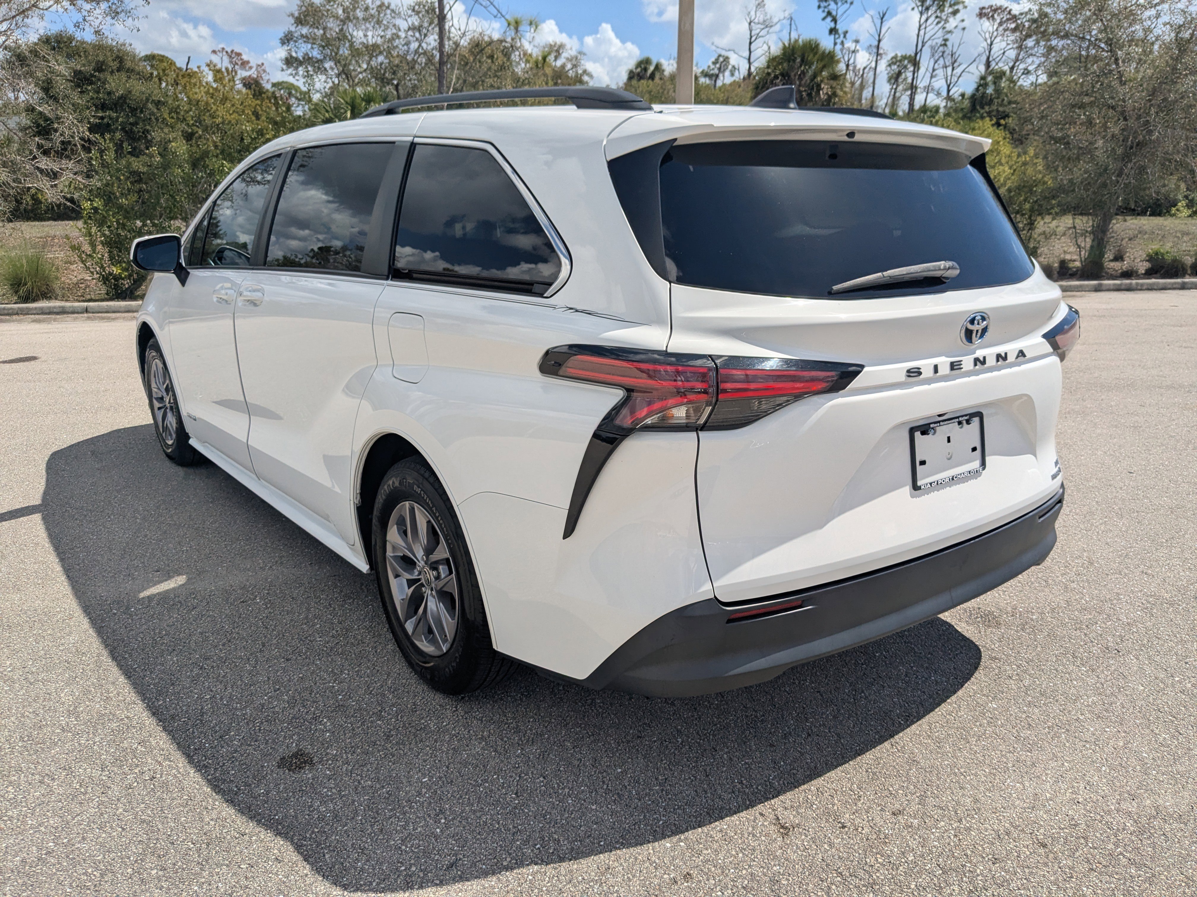 Used 2021 Toyota Sienna LE w/ LE Plus Package image 7