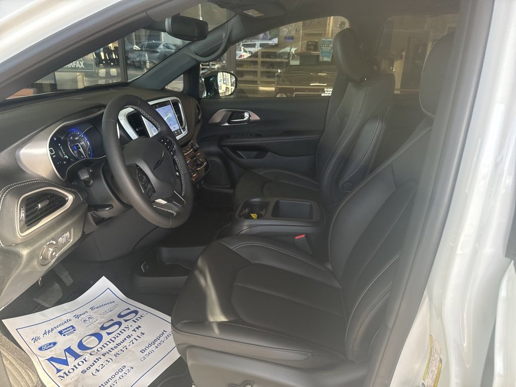 New 2026 Chrysler Pacifica Select image 8