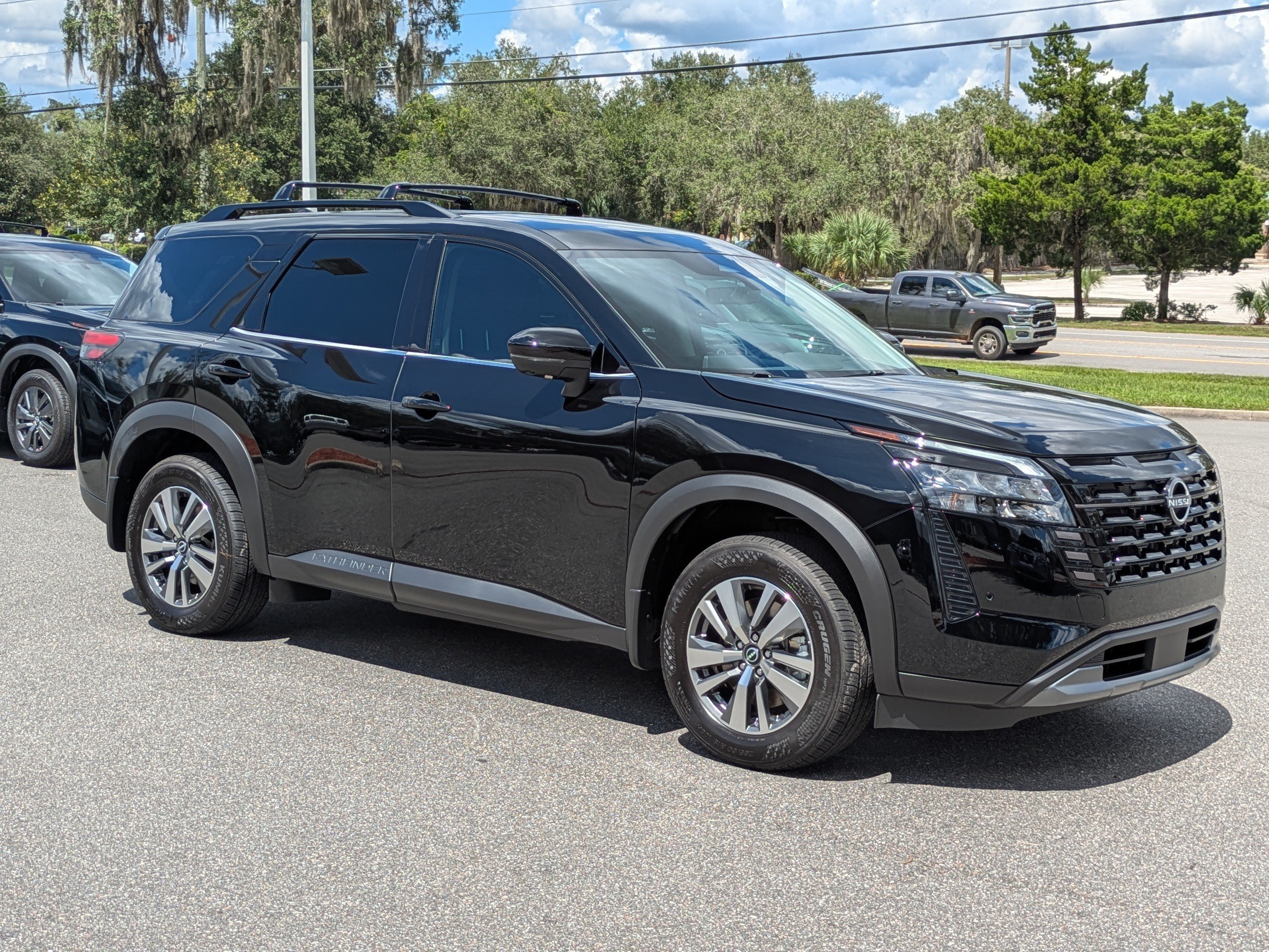 New 2026 Nissan Pathfinder SL FWD image 2