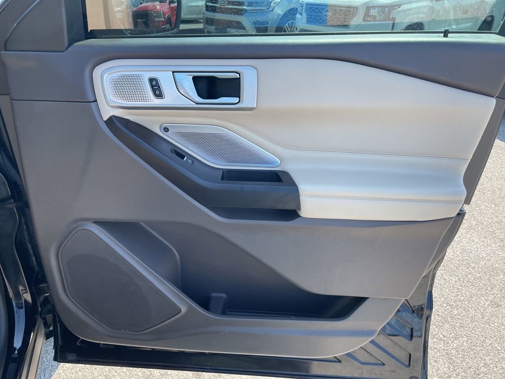 Used 2020 Ford Explorer Platinum w/ Premium Technology Package image 31