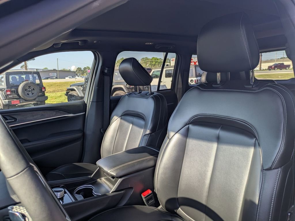 Used 2025 Jeep Grand Cherokee Limited image 15