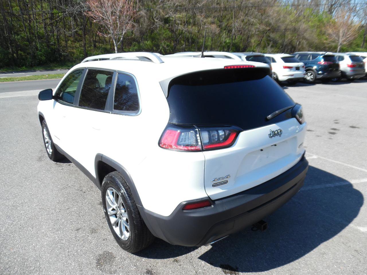 Used 2019 Jeep Cherokee Latitude Plus w/ Cold Weather Group AWD/4WD image 3