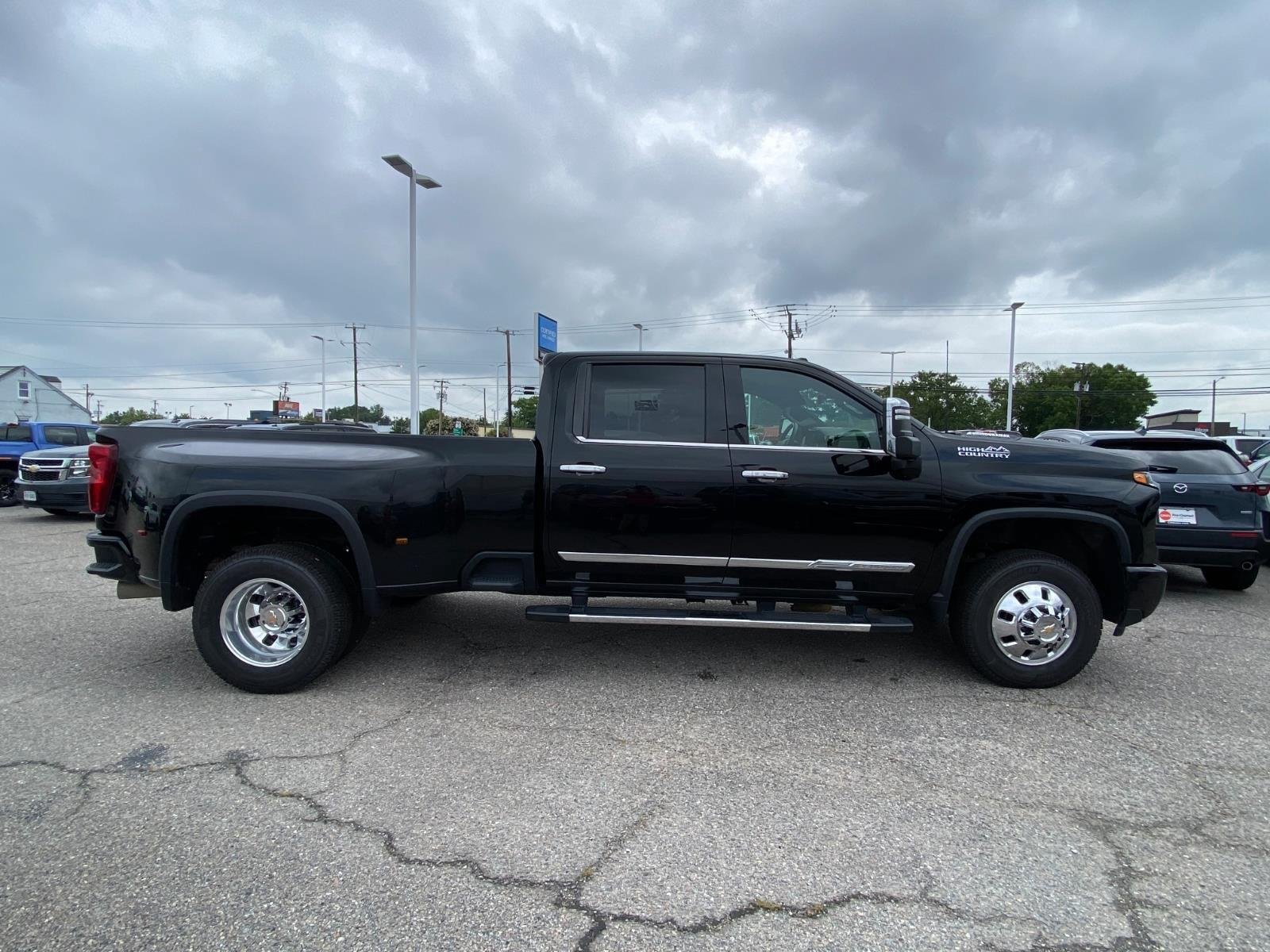 Used 2024 Chevrolet Silverado 3500 High Country w/ High Country Premium Package AWD/4WD image 2