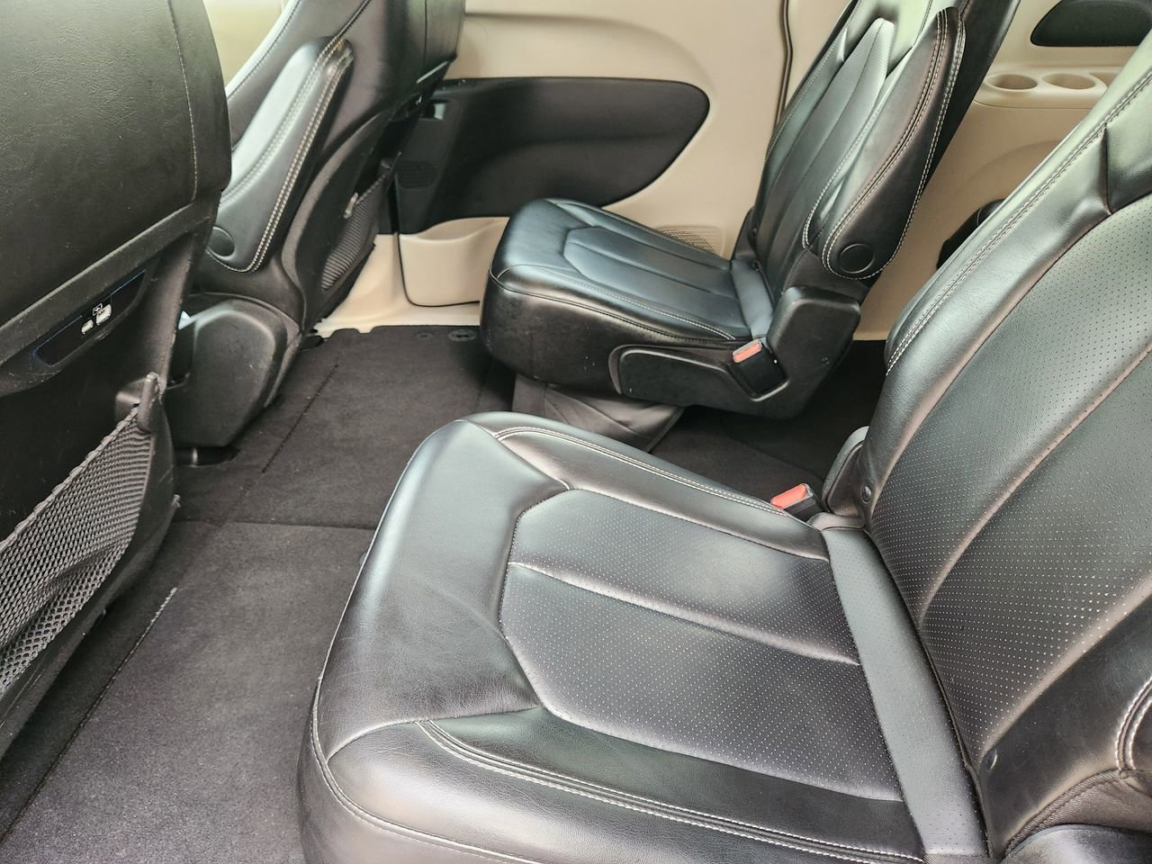 Used 2023 Chrysler Pacifica Touring-L FWD image 28