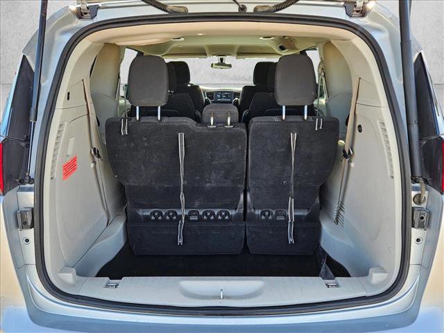 Used 2022 Chrysler Voyager LX image 6