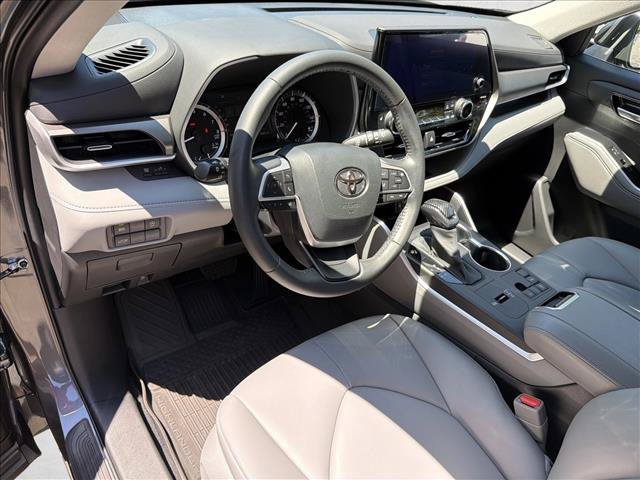Used 2023 Toyota Highlander XLE FWD image 13
