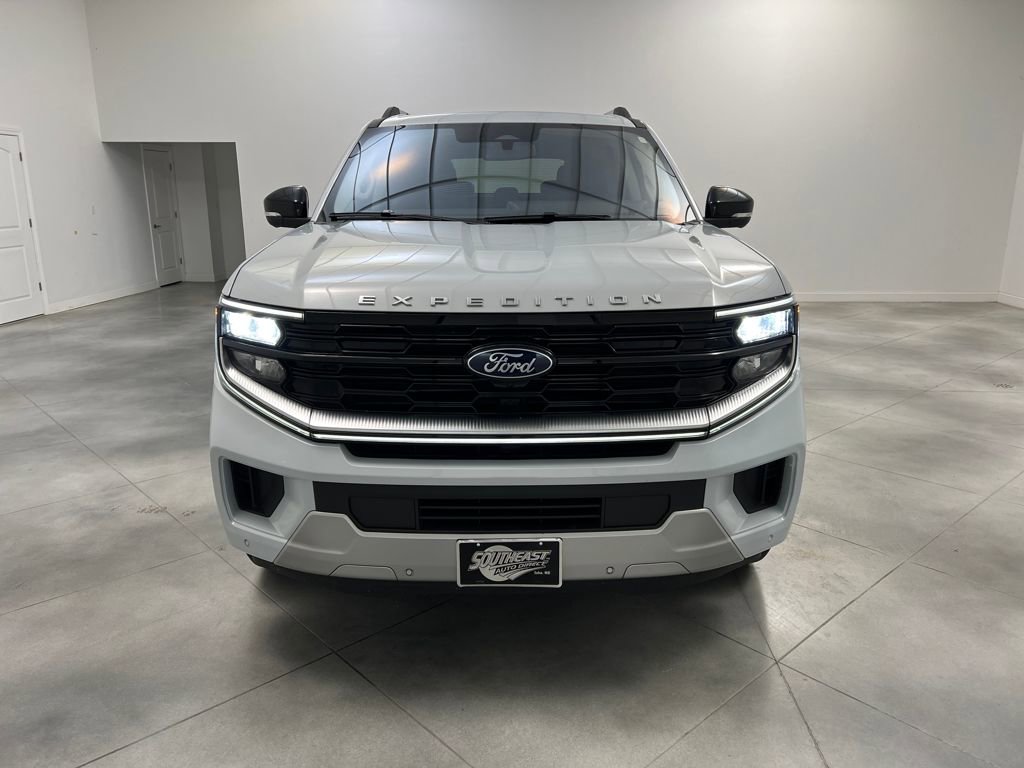 Used 2025 Ford Expedition Platinum AWD/4WD image 2