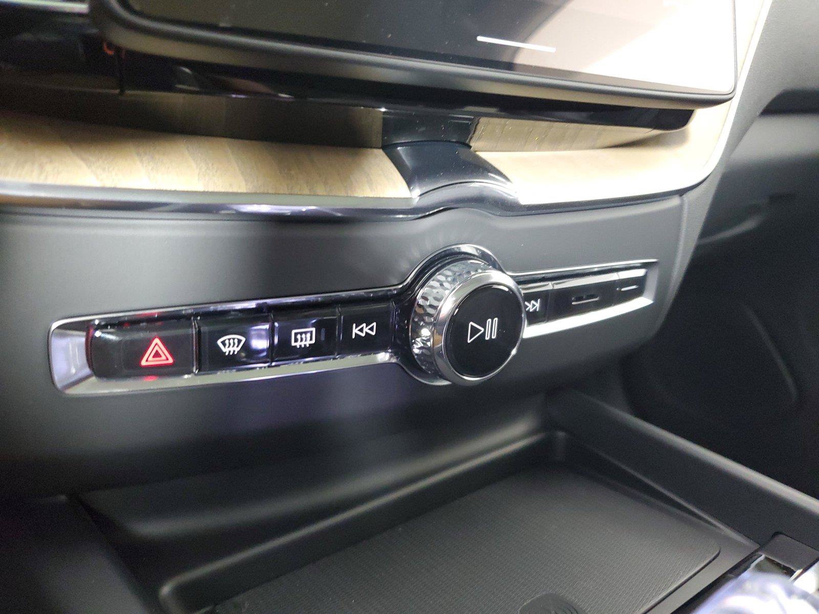 New 2027 Volvo XC60 B5 Plus AWD/4WD image 30