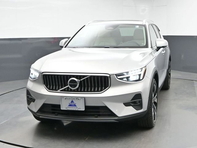 Used 2023 Volvo XC40 B5 Ultimate w/ Climate Package AWD/4WD image 3