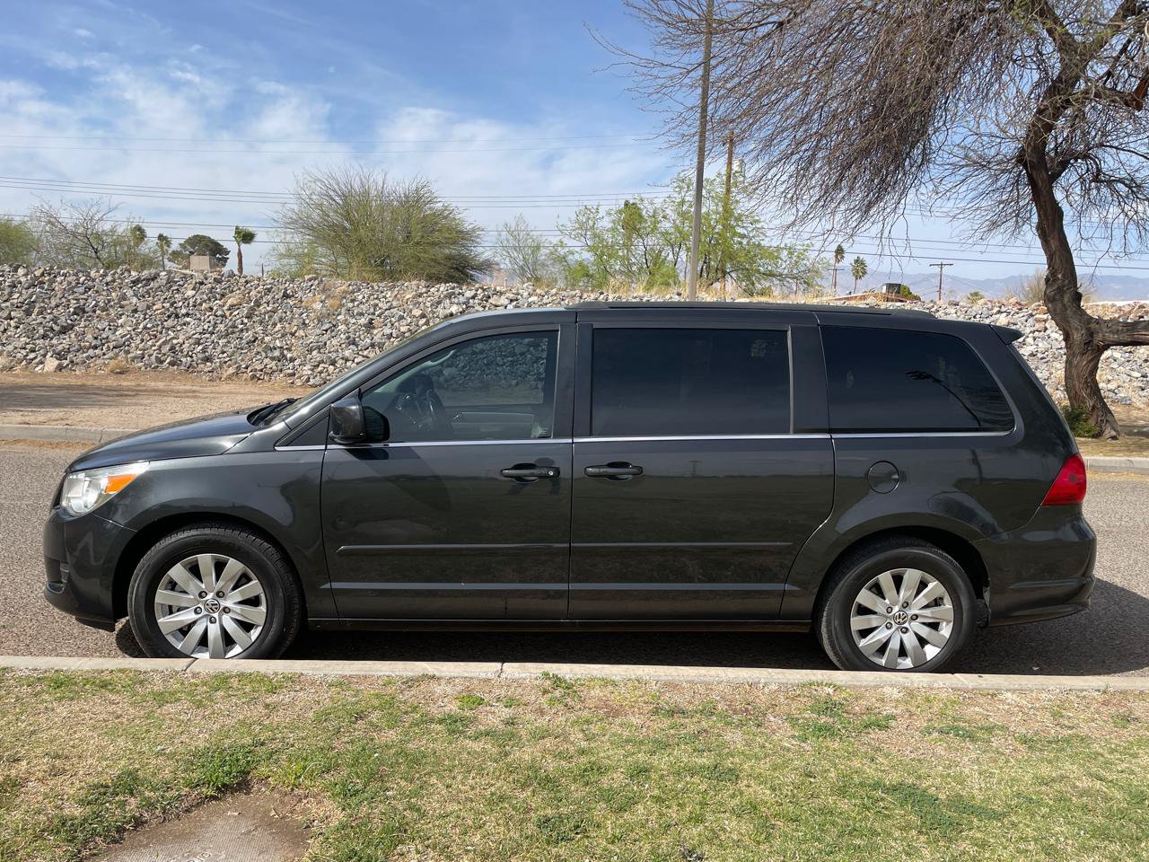 Used 2012 Volkswagen Routan SEL FWD image 2