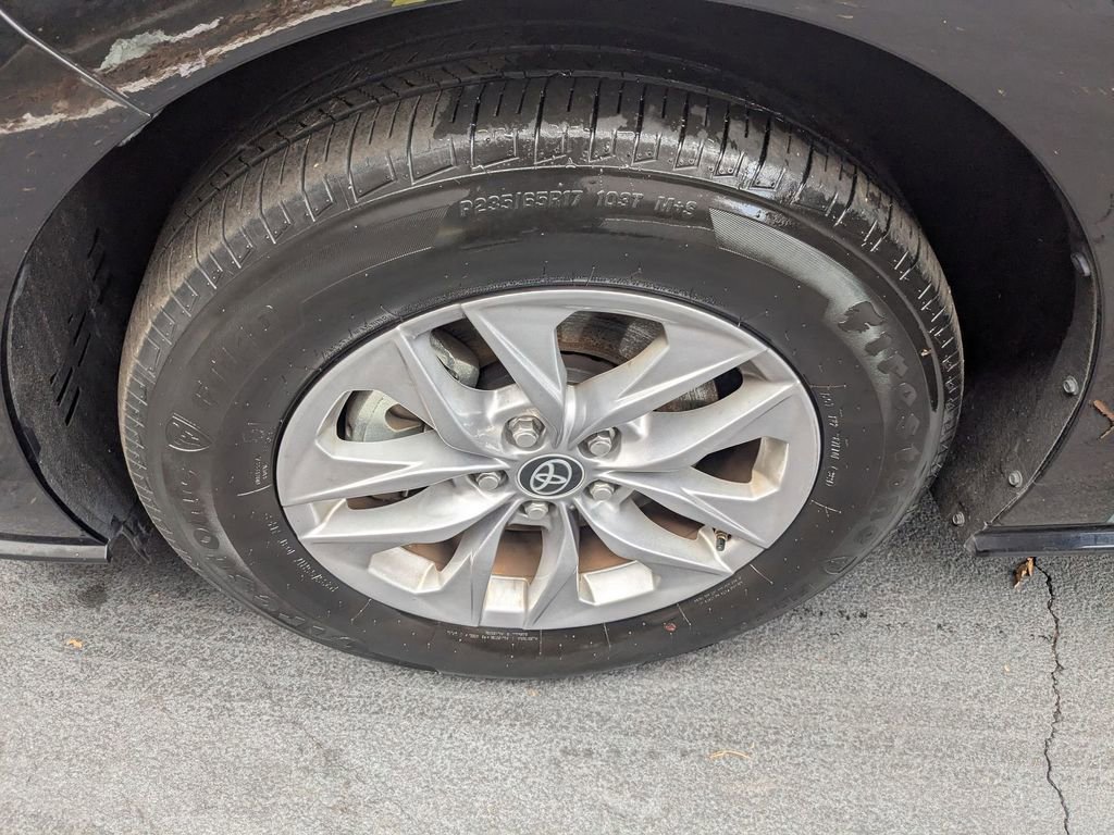 Used 2025 Toyota Sienna LE image 33