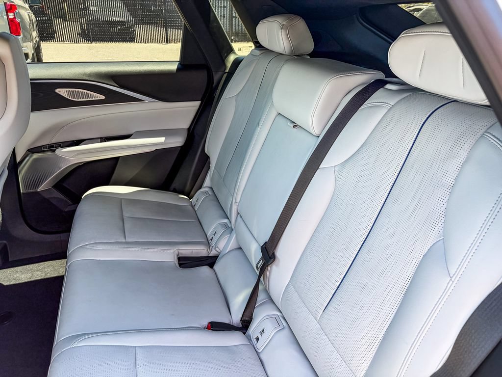 Certified 2024 Cadillac Lyriq Luxury AWD/4WD image 33