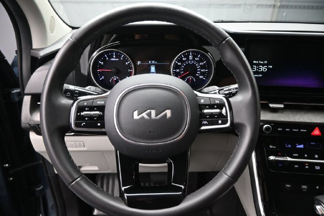 Used 2024 Kia Carnival EX FWD image 4