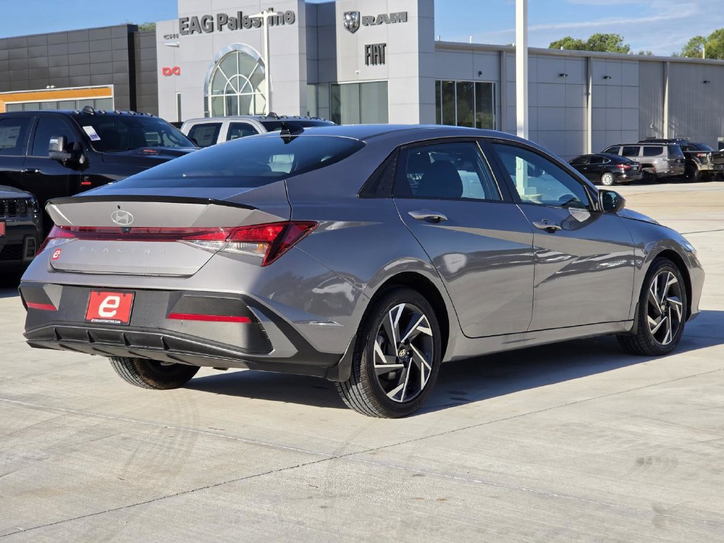 Used 2025 Hyundai Elantra Sport FWD image 8