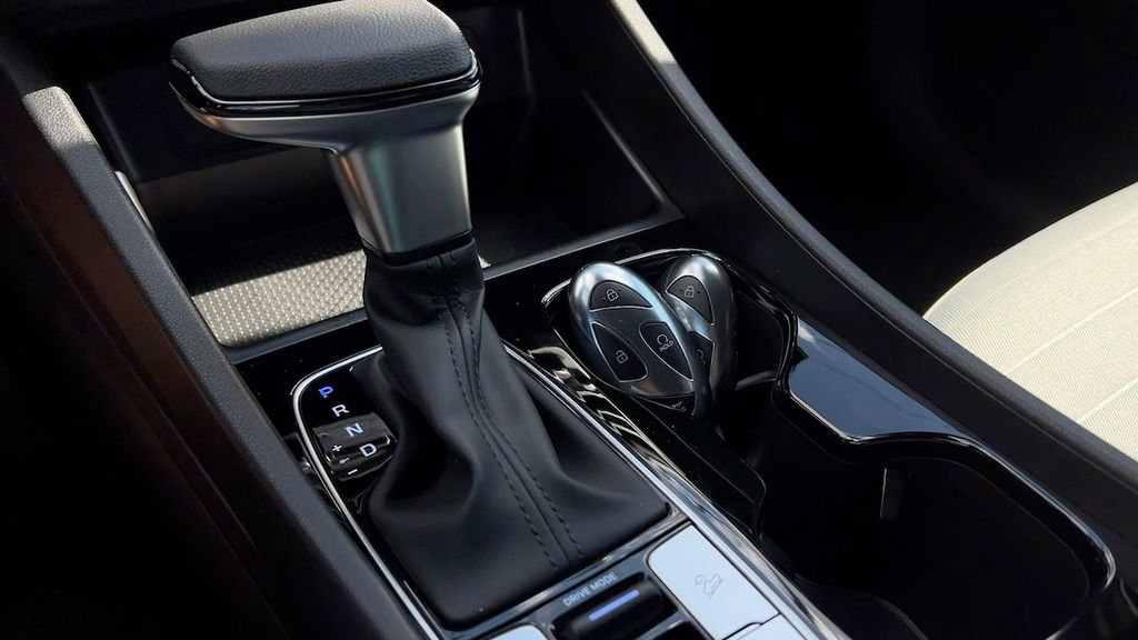 Used 2025 Hyundai Santa Cruz SE image 32