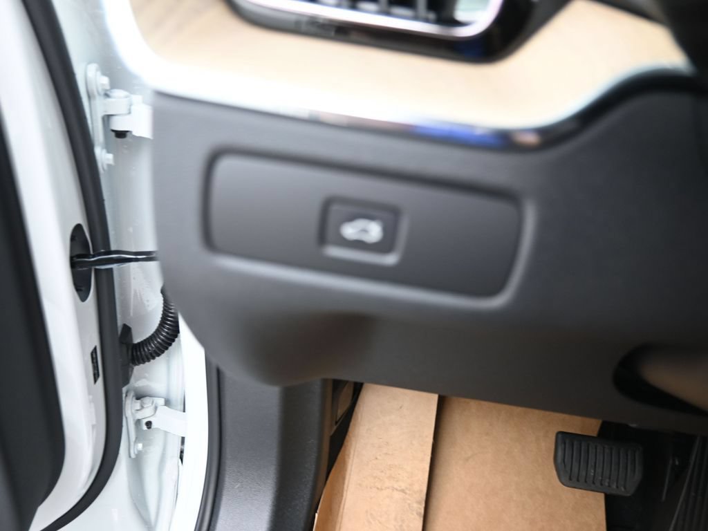 New 2026 Volvo XC60 B5 Core AWD/4WD image 15