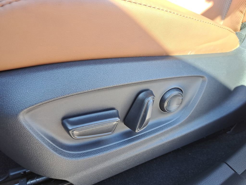 Certified 2025 Toyota Crown Signia Limited image 16