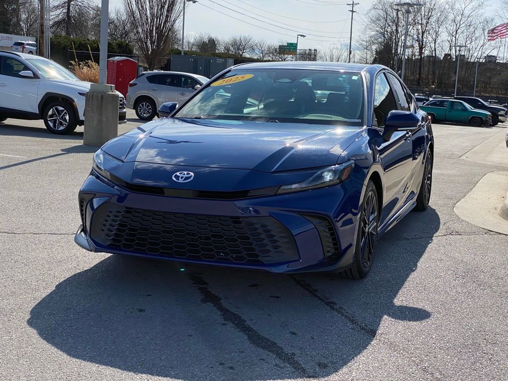 Used 2025 Toyota Camry SE FWD image 3