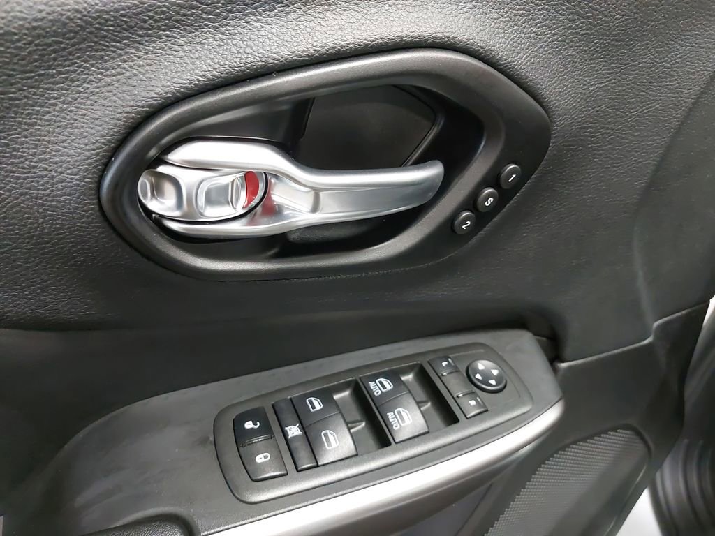 Used 2021 Jeep Cherokee Limited image 26