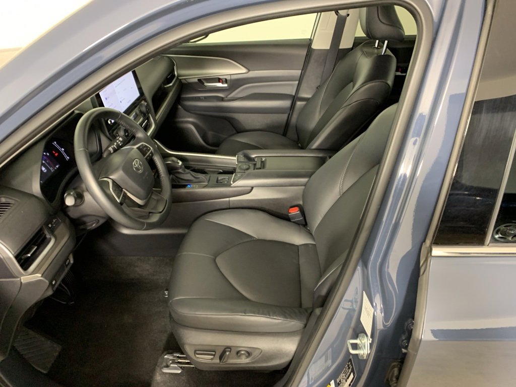 Used 2025 Toyota Grand Highlander AWD image 32