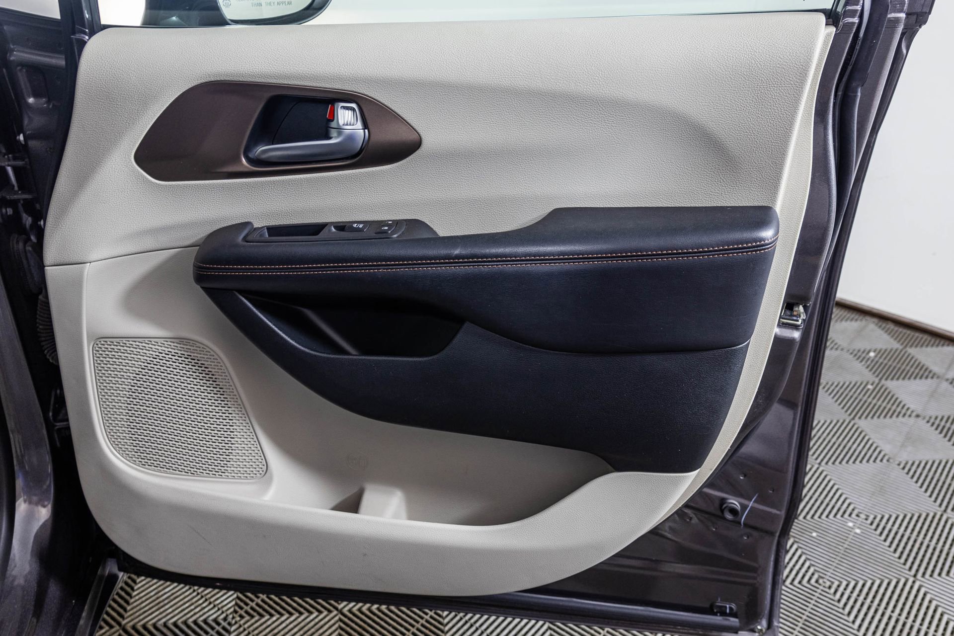 Used 2018 Chrysler Pacifica Touring-L image 48