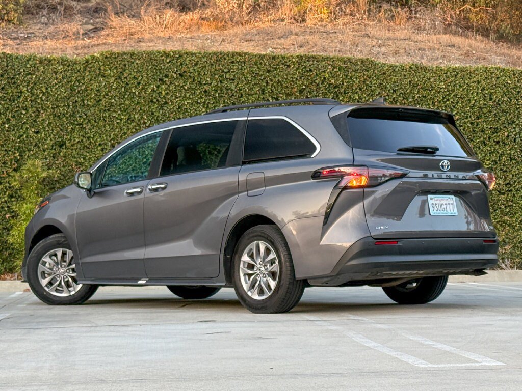 Used 2025 Toyota Sienna XLE FWD image 2
