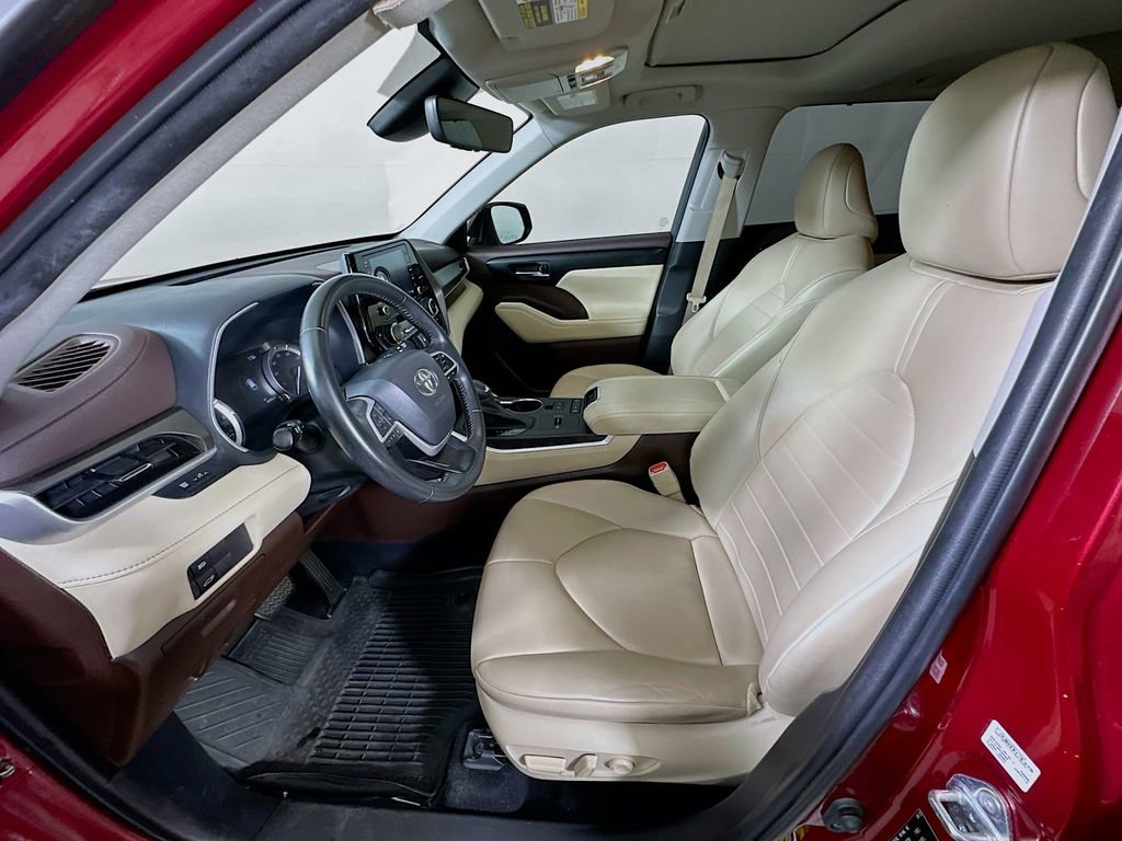 Used 2022 Toyota Highlander XLE FWD image 16
