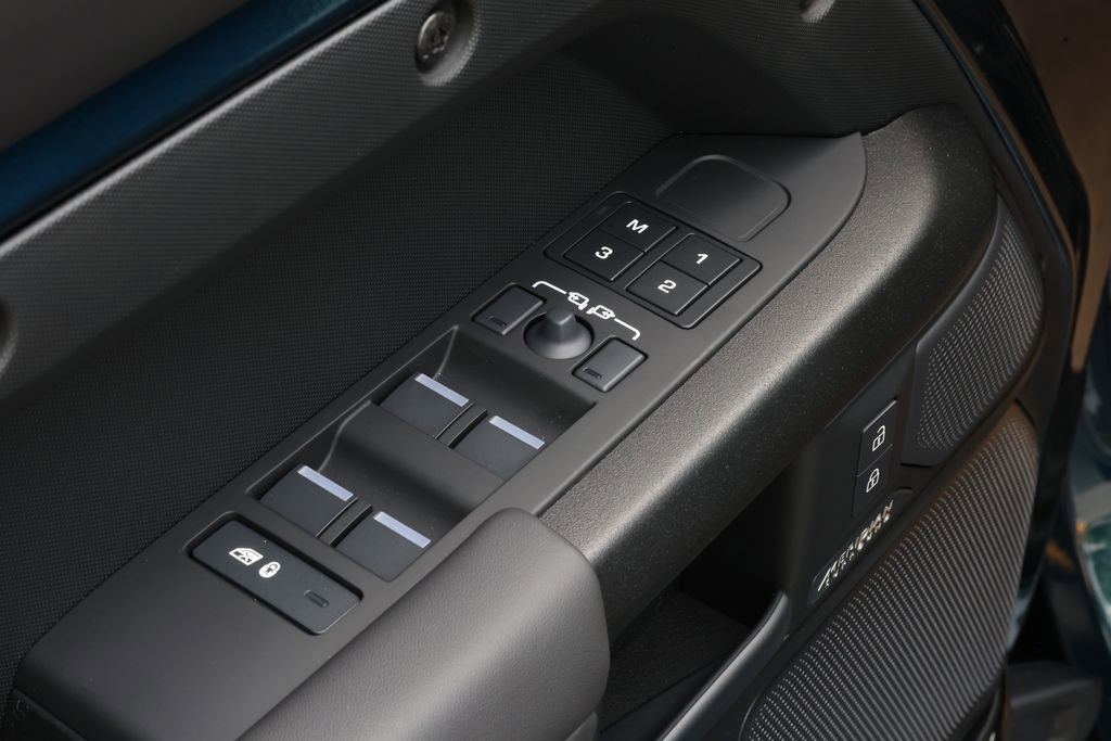 New 2026 Land Rover Defender 110 OCTA AWD/4WD image 18