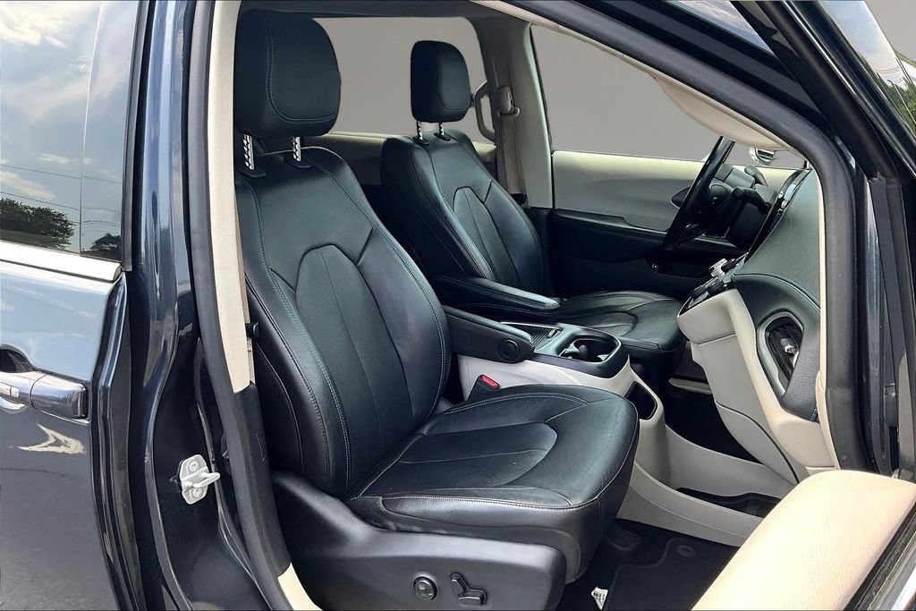 Used 2021 Chrysler Pacifica Touring-L FWD image 27