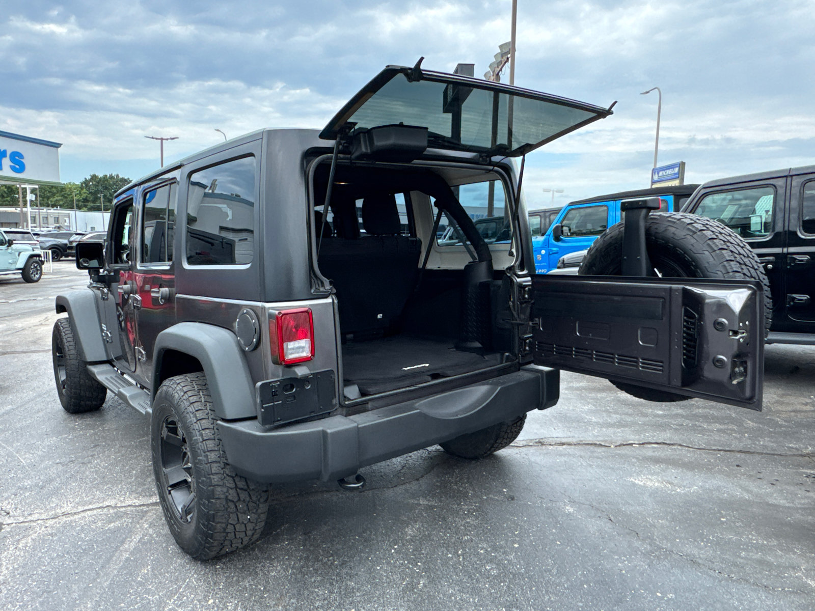 Used 2014 Jeep Wrangler Unlimited Sport w/ Connectivity Group AWD/4WD image 17