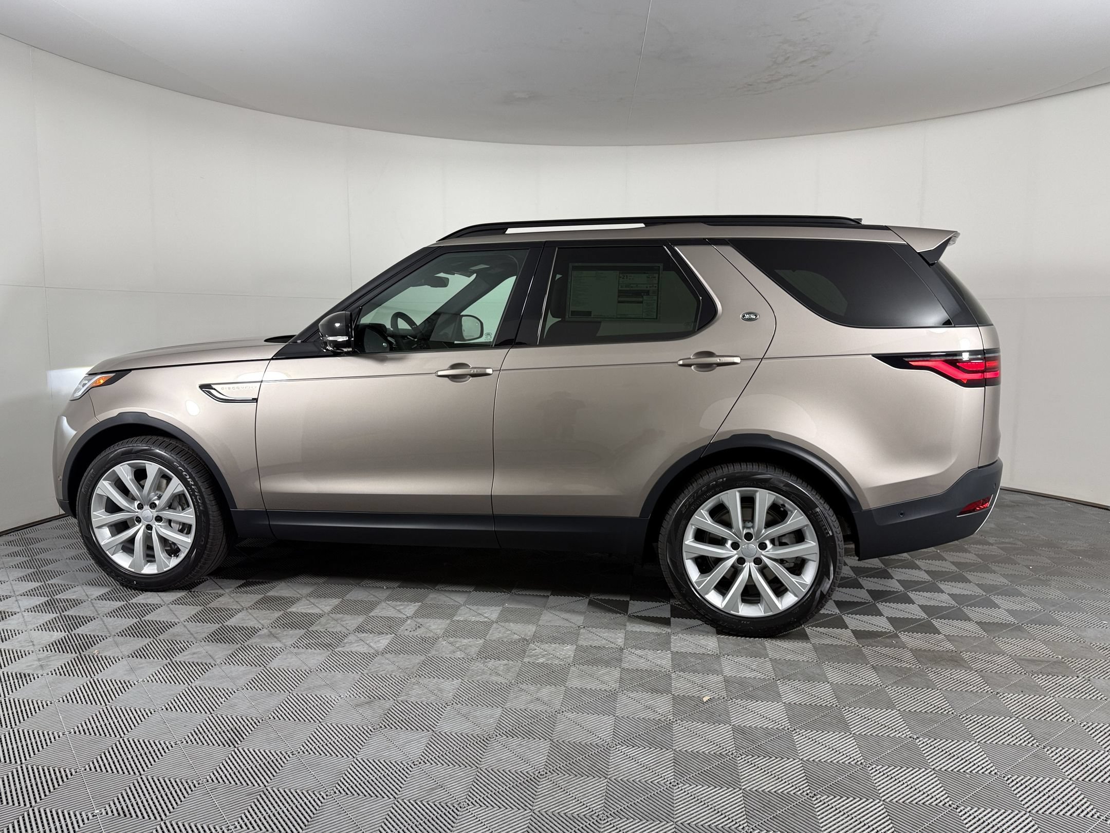 New 2026 Land Rover Discovery S AWD/4WD image 2