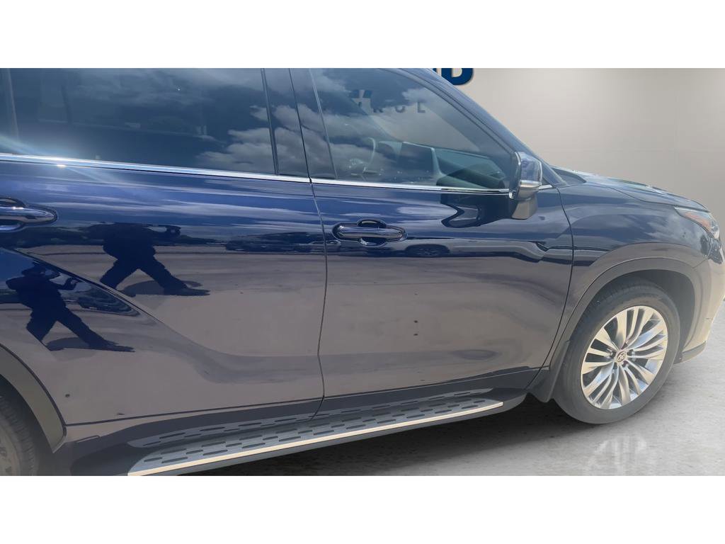 Used 2025 Toyota Highlander Platinum image 3