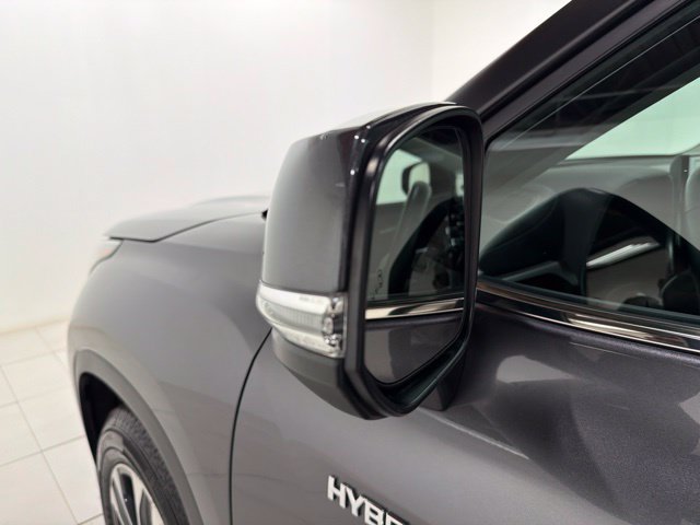 Used 2021 Toyota Highlander XLE AWD/4WD image 9