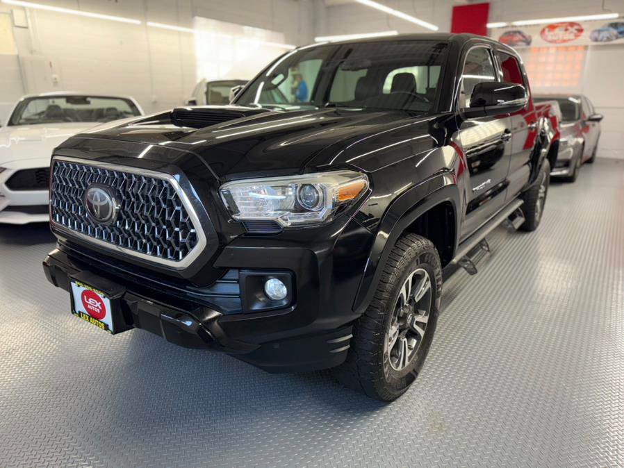 Used 2018 Toyota Tacoma TRD Sport image 2