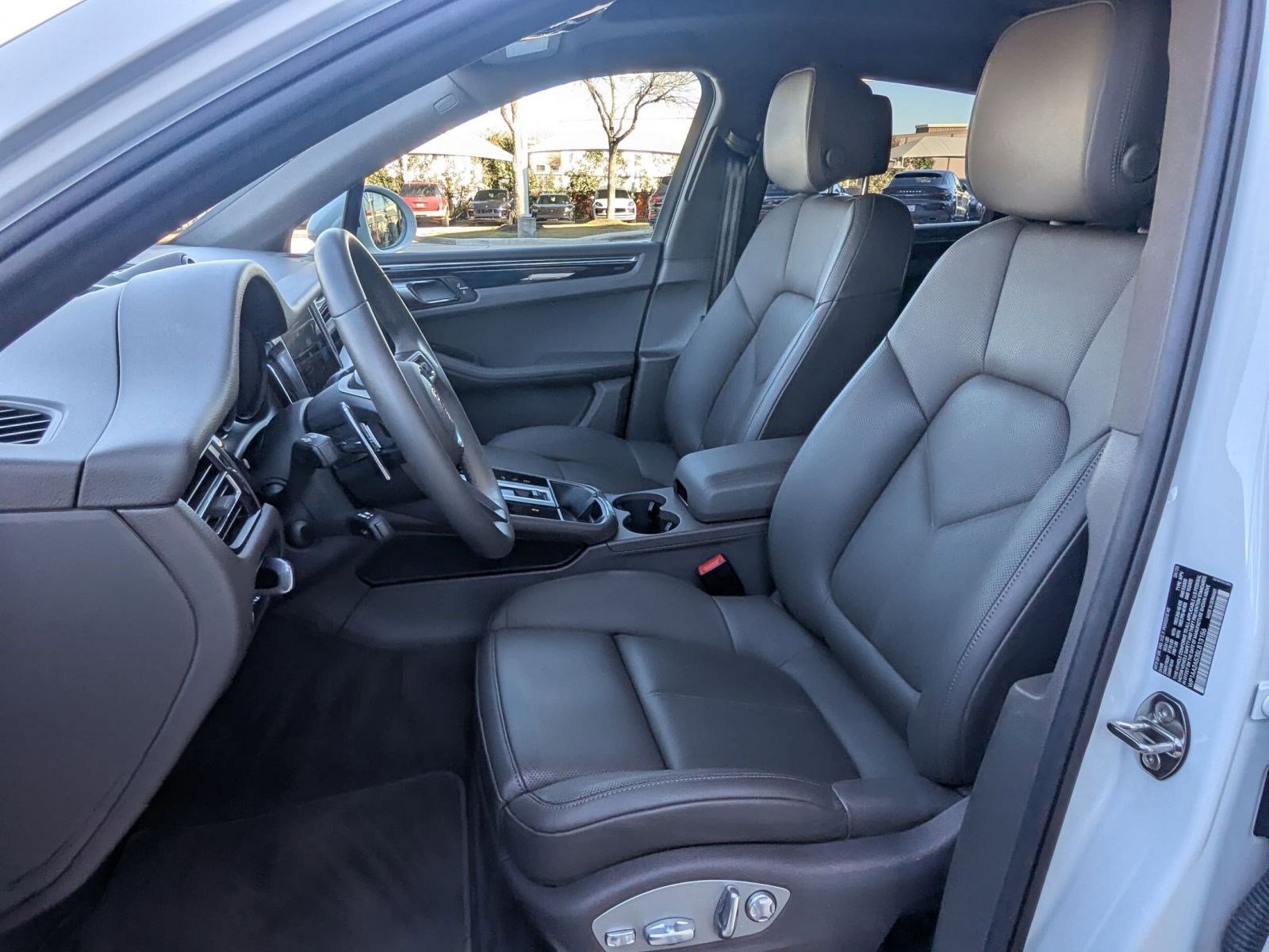 Certified 2025 Porsche Macan image 5