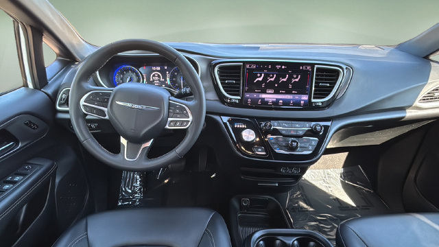 Used 2025 Chrysler Pacifica Select FWD image 10