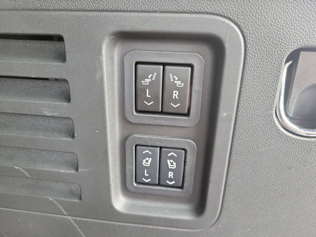 Used 2024 Chevrolet Traverse RS image 13