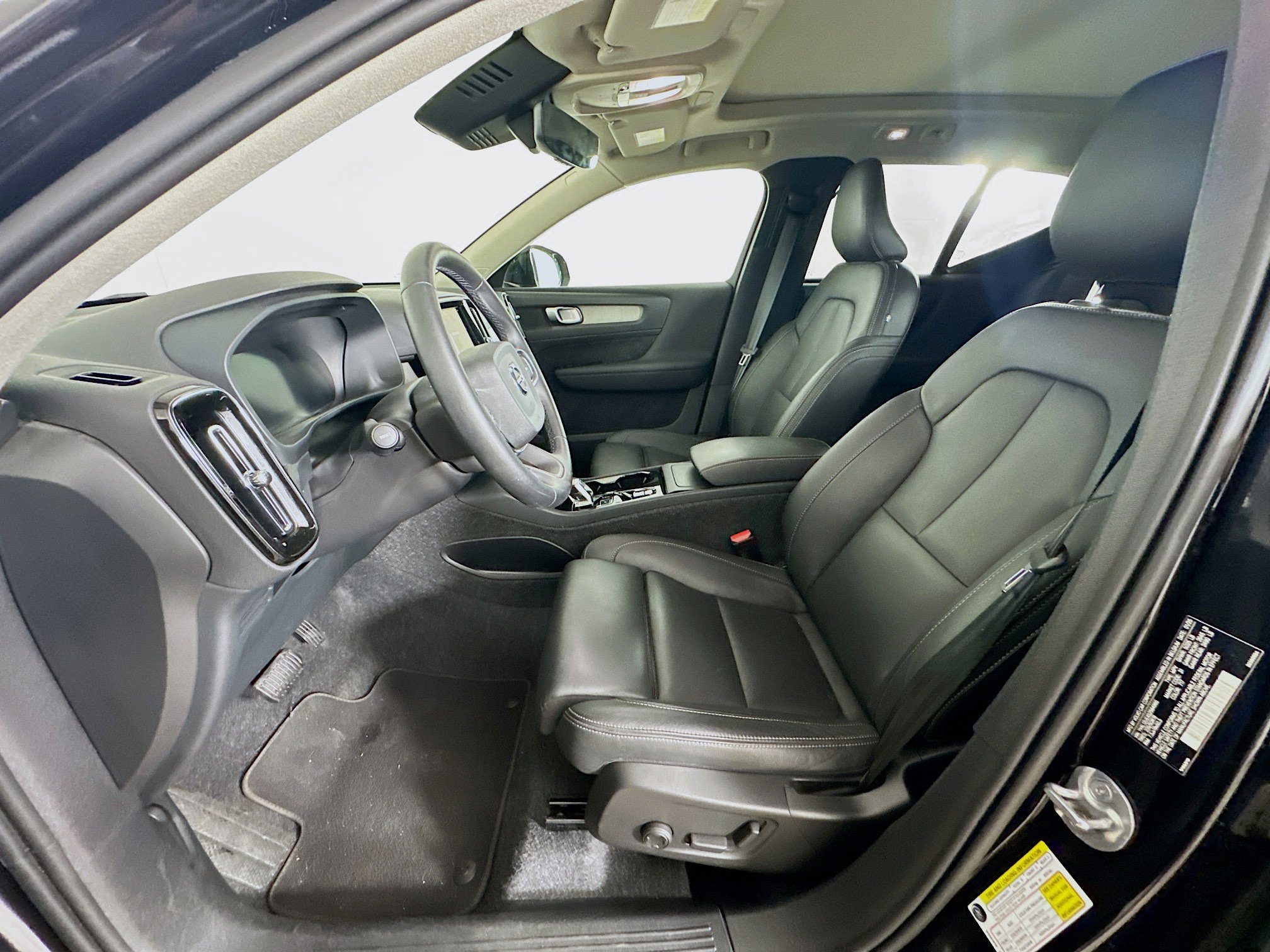 Used 2025 Volvo XC40 B5 Plus image 13