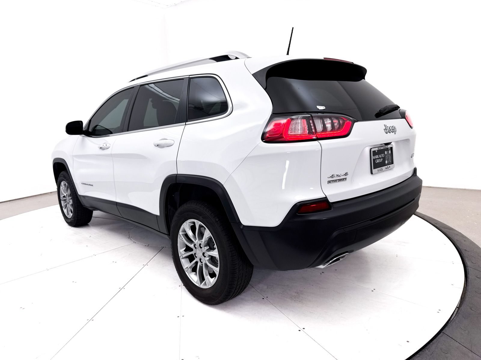 Used 2019 Jeep Cherokee Latitude Plus w/ Comfort/Convenience Group AWD/4WD image 16