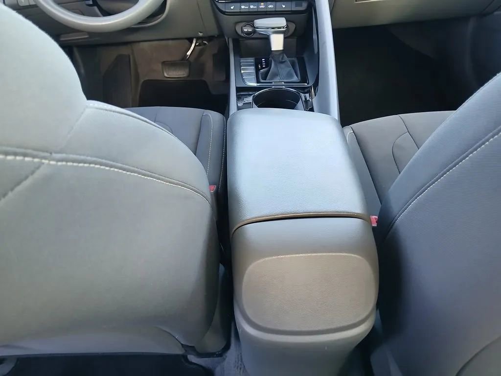 Used 2021 Hyundai Elantra Blue image 24