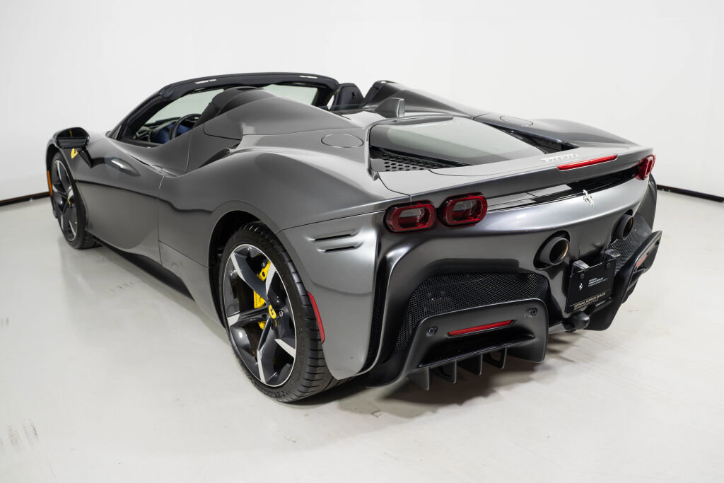 Used 2022 Ferrari SF90 Spider image 9