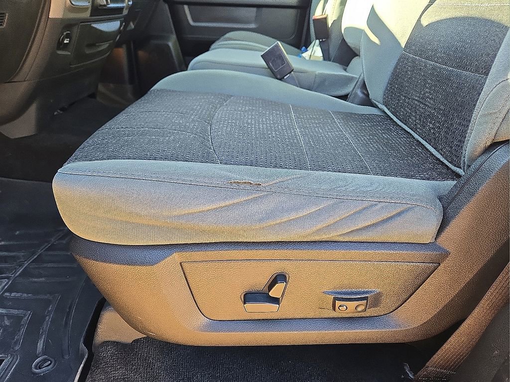 Used 2014 RAM 1500 4x4 Crew Cab w/ Exterior Appearance Group image 23