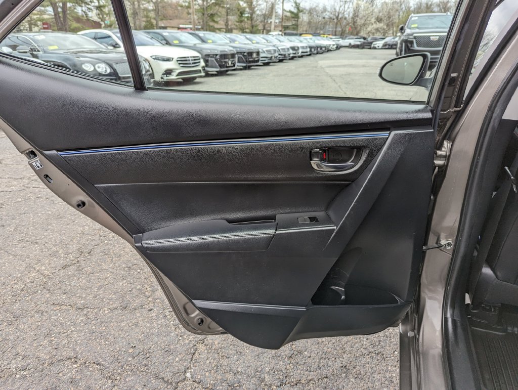 Used 2017 Toyota Corolla SE w/ SE Premium Package FWD image 39