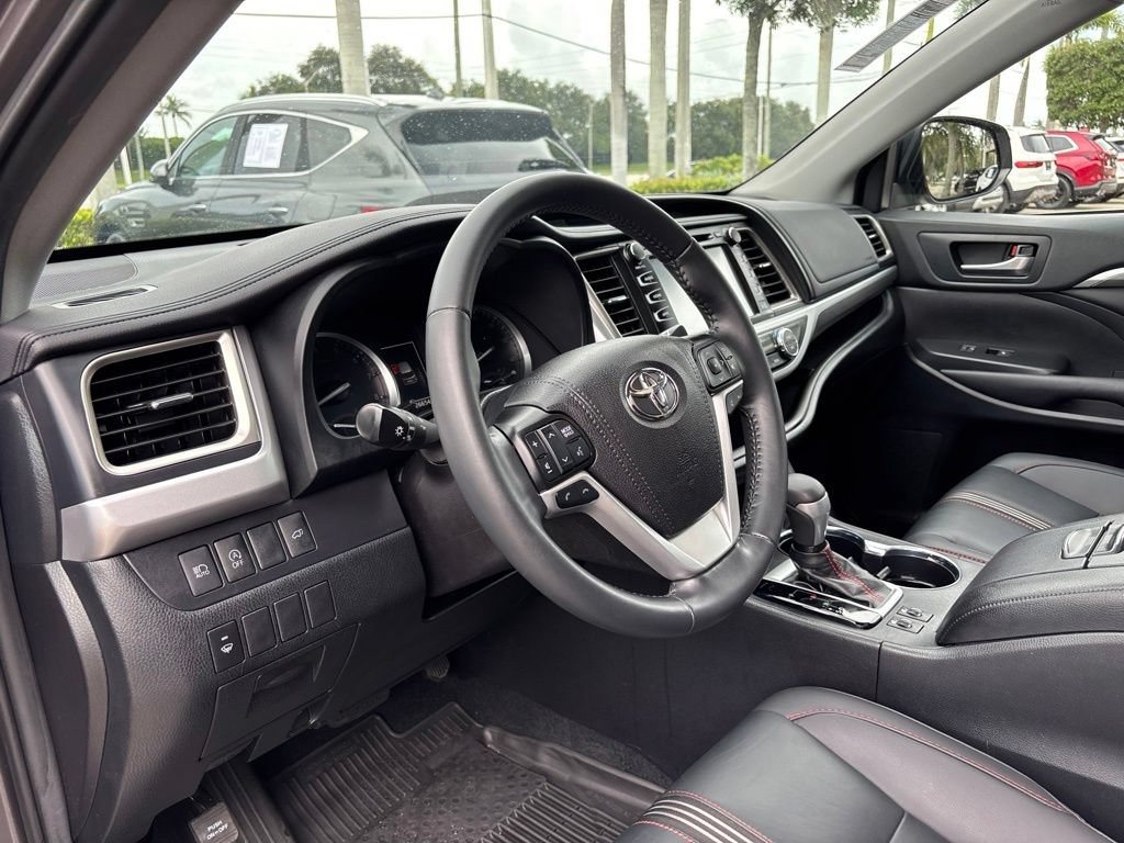 Used 2019 Toyota Highlander SE AWD/4WD image 17