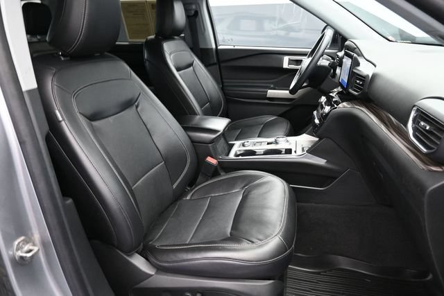 Used 2022 Ford Explorer Limited w/ Equipment Group 301A AWD/4WD image 32